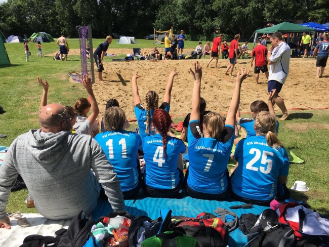 Damen gewinnen Beachhandball-Turnier